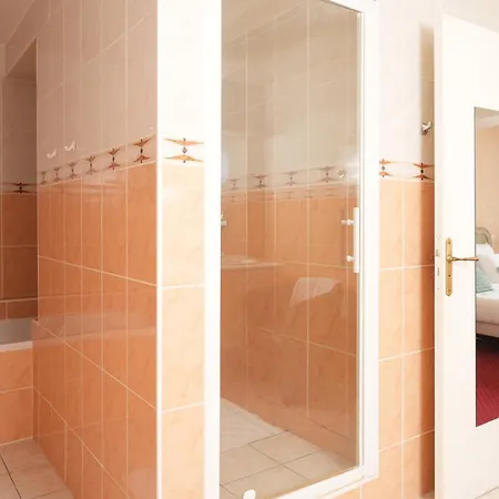 Hotell Logis Lukaina Urrugne